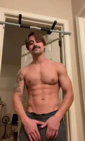 Doing so(m)e pull-up.