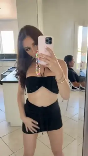 React if I can send you nudes 👻Britneyfox5