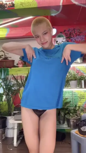 [f] how’s this for a titty flash magic trick😝😝😜