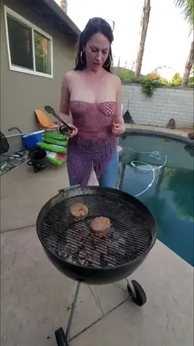 Bouncing my boobs while We Bbq