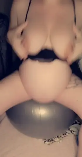 37 Weeks not sure how much bigger my belly and tits can get 😋