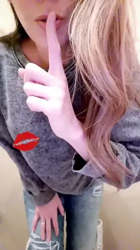 Sneaking away to the bathroom just to say hi 🤫😘