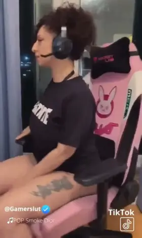 Gamer vs cam girl😈