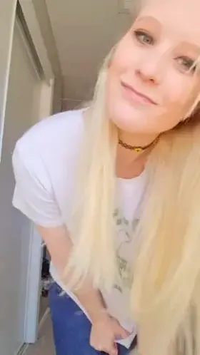 Blonde Babe shows off her Amazing Body