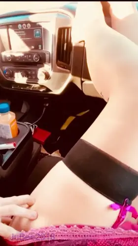 He needs an automatic to keep one hand in this pussy ✌🏻