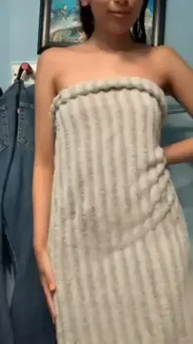 Showing you what's under my towel 😊