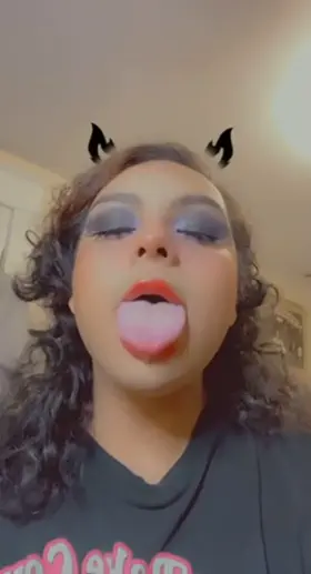 Mouth is nice and ready for any boys into fembous🤤👅