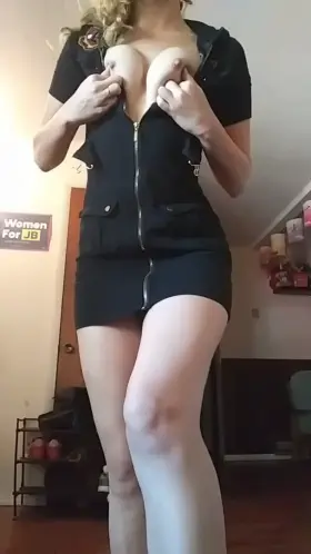 🍭 sexting sessions with unlimited vids/pics 🍭 topless, detailed and honest cock rates 🍭 provided on [kik]/telegram