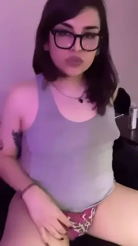 Need help getting my little kitty hard 💦