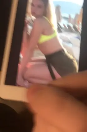 Spraying my load for this girl 🤤