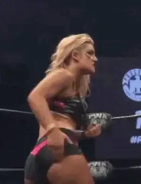 Toni Storm jiggly ass