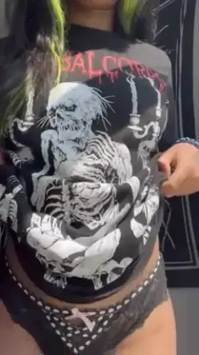 lets have a look under my band tee😍