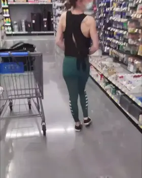 Flashing MILF on asile 3