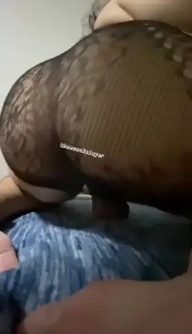 booty so big it doesn’t stay inside my dress 😩😣