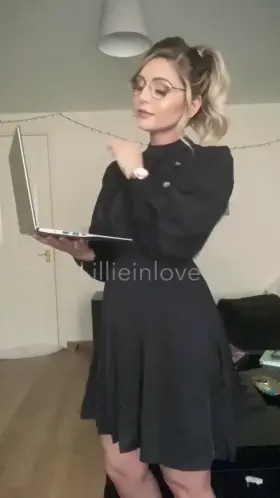 I’ve got that Friday feeling!.. 🤓🖤