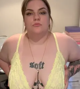 Tattoo’d babe’s big tiddies😈