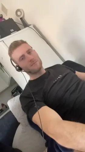 Giving my boyfriend a helping hand while he works from home 😜😈😈 full vid on the link on my page 😉