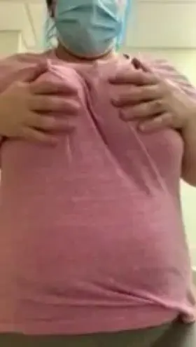 No bra on at work😈