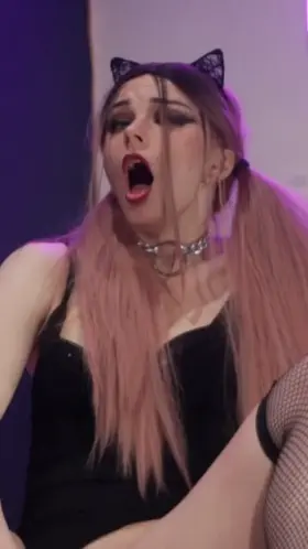 round 1. look hot VS cum hard 🥴👅😜