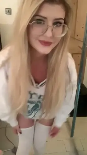 If petite girls with glasses are your type, hi