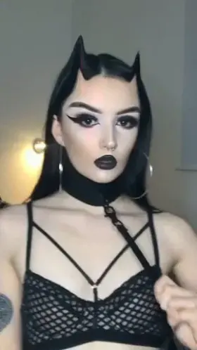 Put me on a leash before you fuck me hard😈