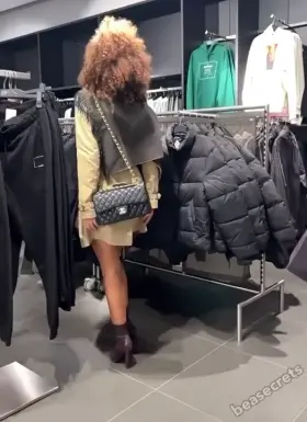 Meet me in the mall's bathroom for a quickie!