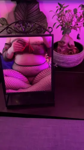 A chubby girl and her plants 🪴