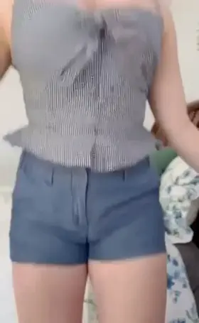 Hey guys I'm very horny right now 👻: elizahoney22