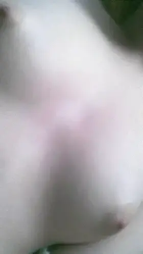 (F20) stretching my asshole open for your cock to pound🙈