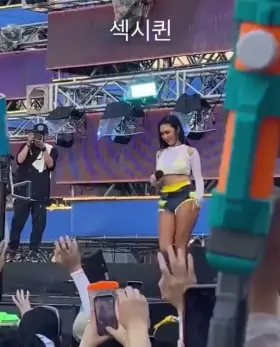 Mamamoo's Hwasa is a lot of fun onstage