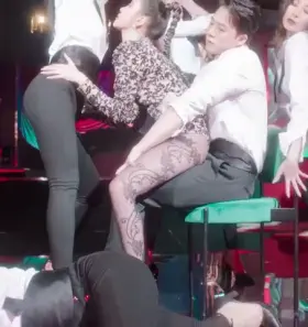 Sunmi & an extremely lucky guy