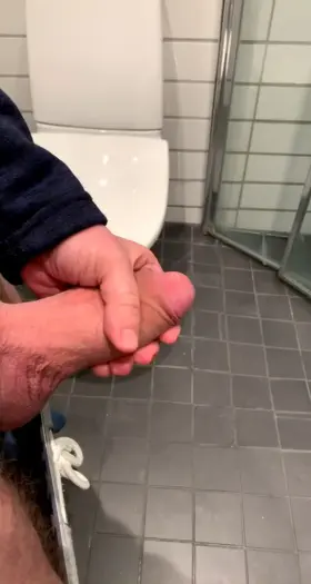 [45] Anyone in Sweden that want to edge me if i stick this through the gloryhole?