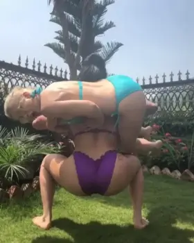 Scarlett getting squared by a friend
