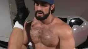 Jaxton Wheeler ensartandose a Mike De Marko