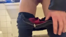 Watch me try to reach the toilet - Fansly is only 9.99$ right now and you get to watch all my pee-videos :-p