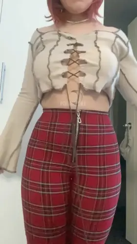 4'11 venezuelan girl with big tits and ass, would you smash or pass? First post here ☺