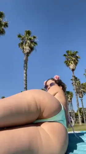 Damn this booty doesn’t quit. [F] MILF