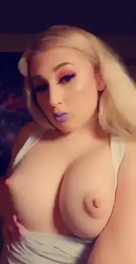 Play with my boobs😍