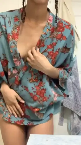 Escondida no banheiro rapidinho pra fazer um vídeo 🤭