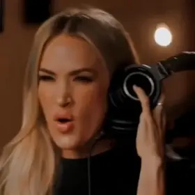 Carrie Underwood is such a fucking MILF. Really wanna make a mess of that face while her husband watches.