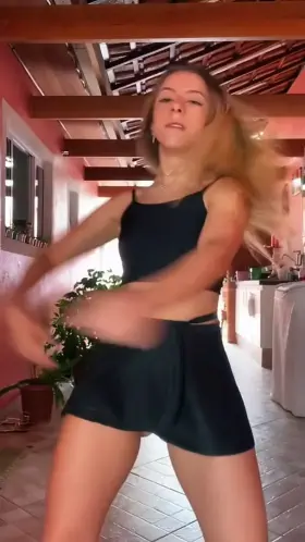 Alguém me sabe dizer quem é essa mina?