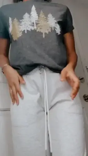 Hmmmmmn lets see do I look better with or without sweat pants? 🤍🍫✨💦