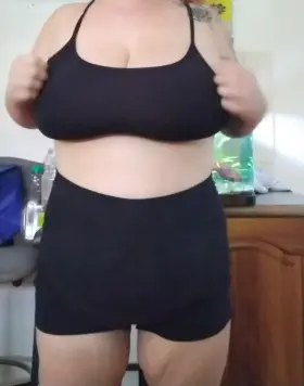 Dropping and bouncing my huge slutty goth tits just for you 😘