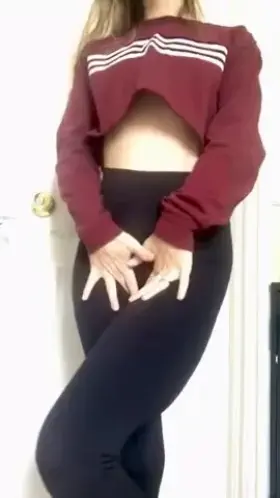 Do you wanna see what this mommy is hiding under her yoga pants?? 💋💋