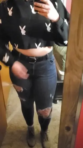 Peek my belly spilling out of my jeans 😛