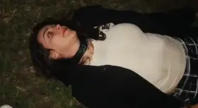 [Couple]Having a refreshing drink in a park