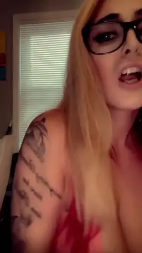 tatted insta baddie has some bangers