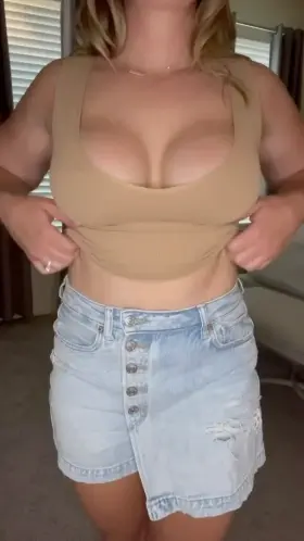 Just your friendly neighborhood mom showing her tits