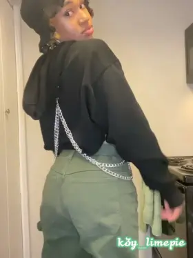 Dont i need a spanking? 😈💚