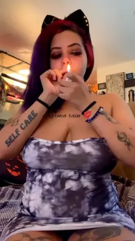 Cum play with my huge tits while we smoke daddy😜🖤